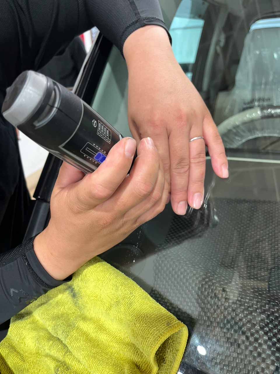 ガラスにリペアツールをあてている様子