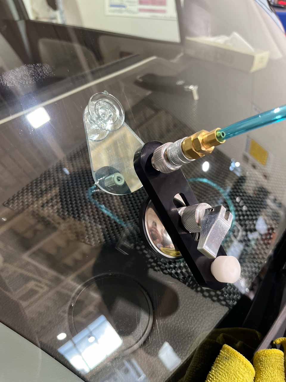 ガラスヒビにツールを使って樹脂を注入している様子