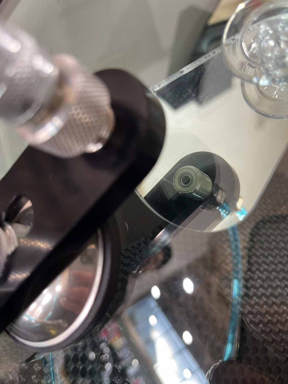 ガラスヒビにツールを使って樹脂を注入している様子