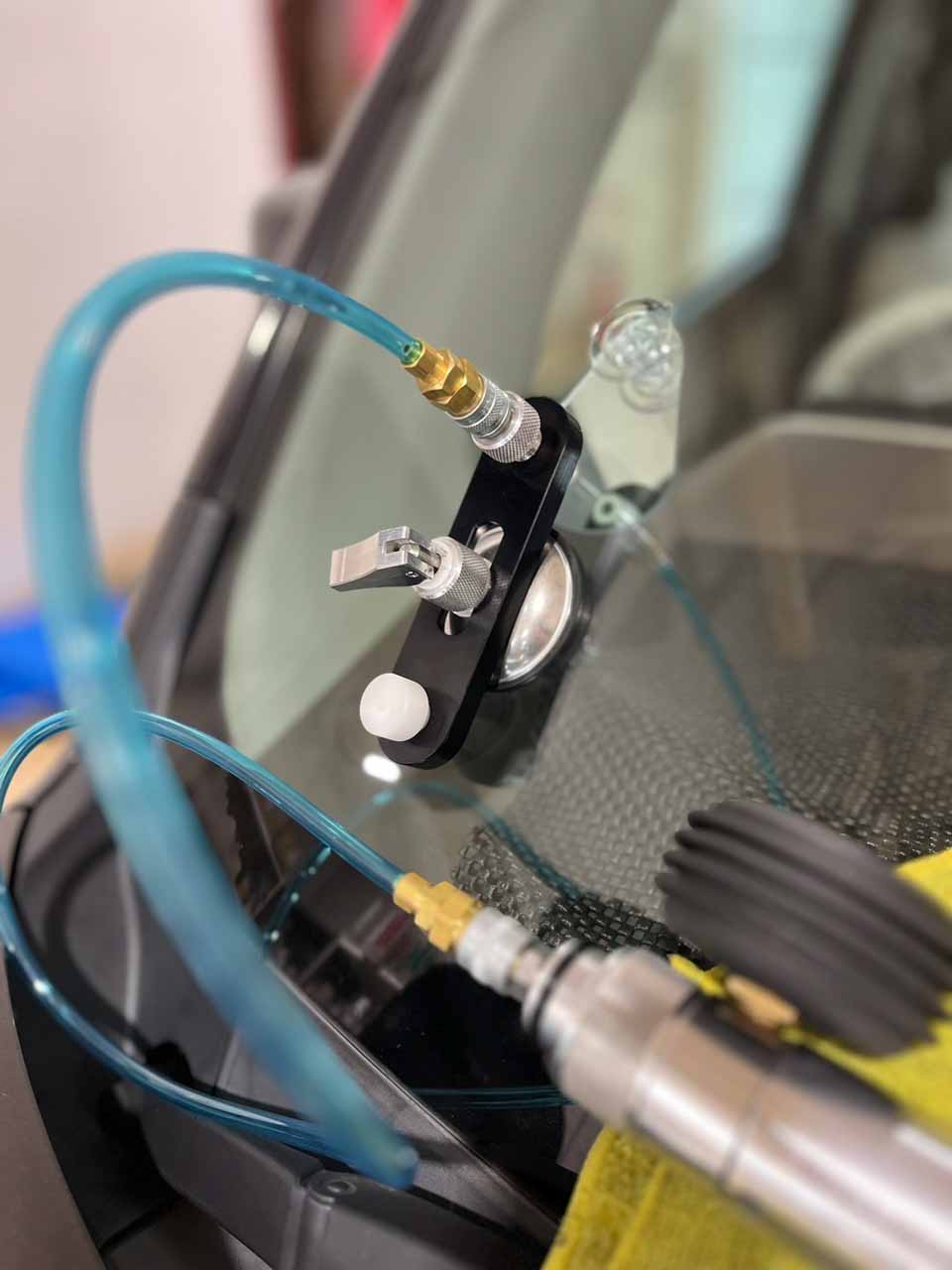 ガラスヒビにツールを使って樹脂を注入している様子