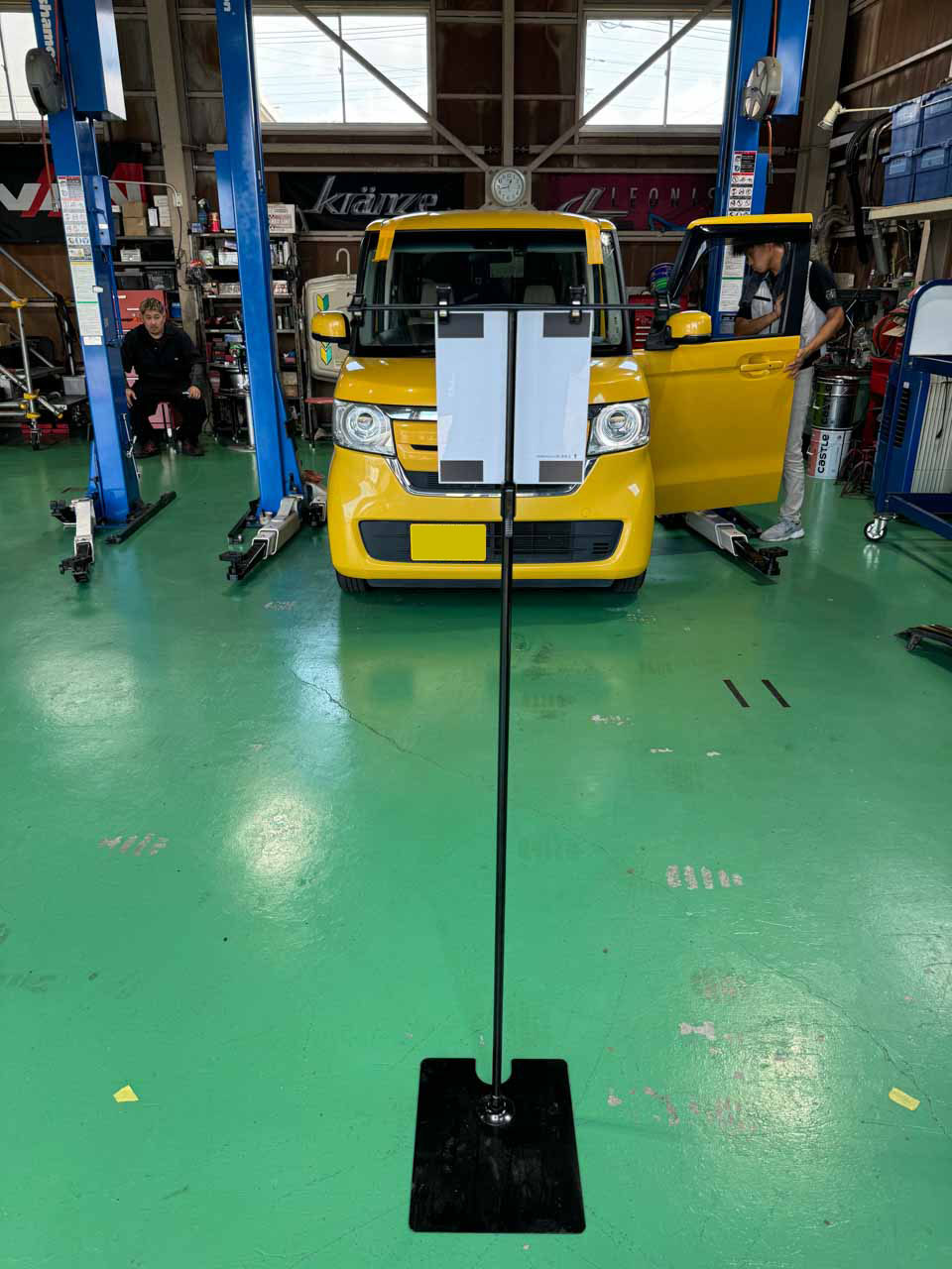 黄色い軽自動車のエーミングの様子