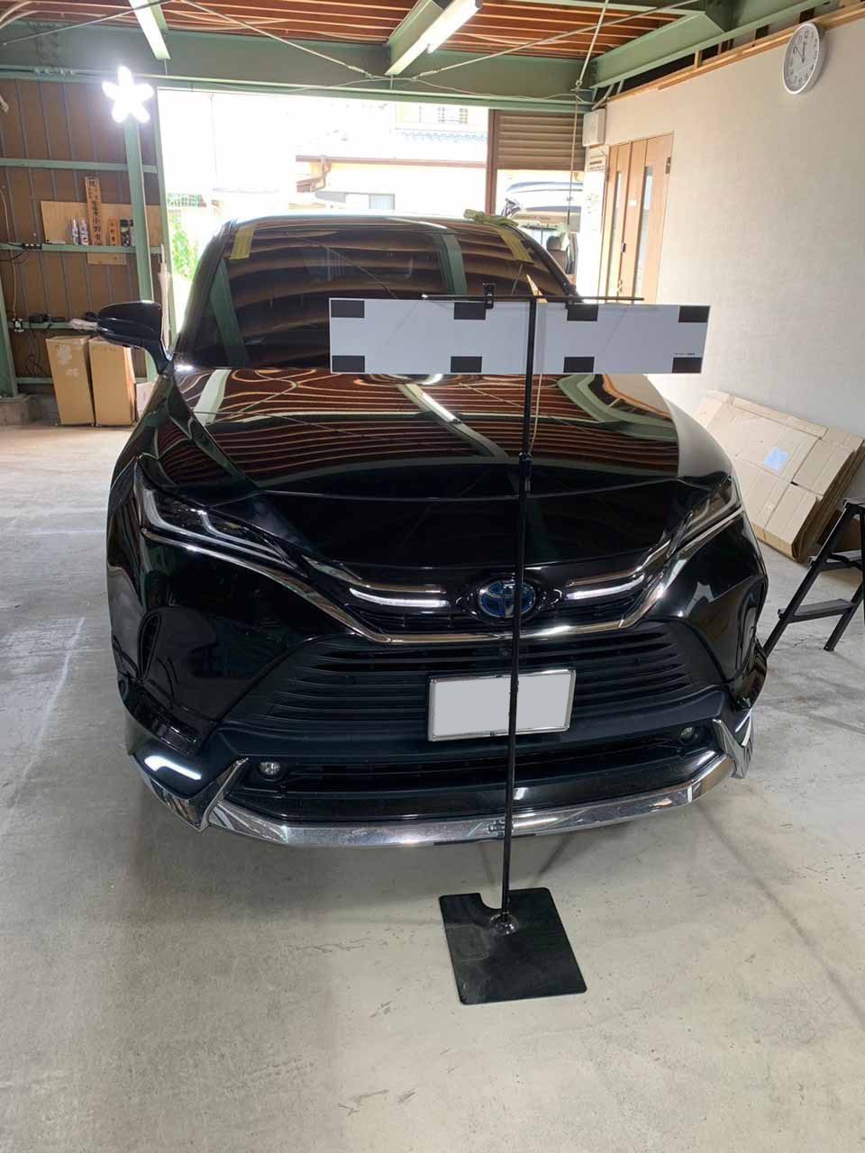 黒いSUVのエーミングの様子