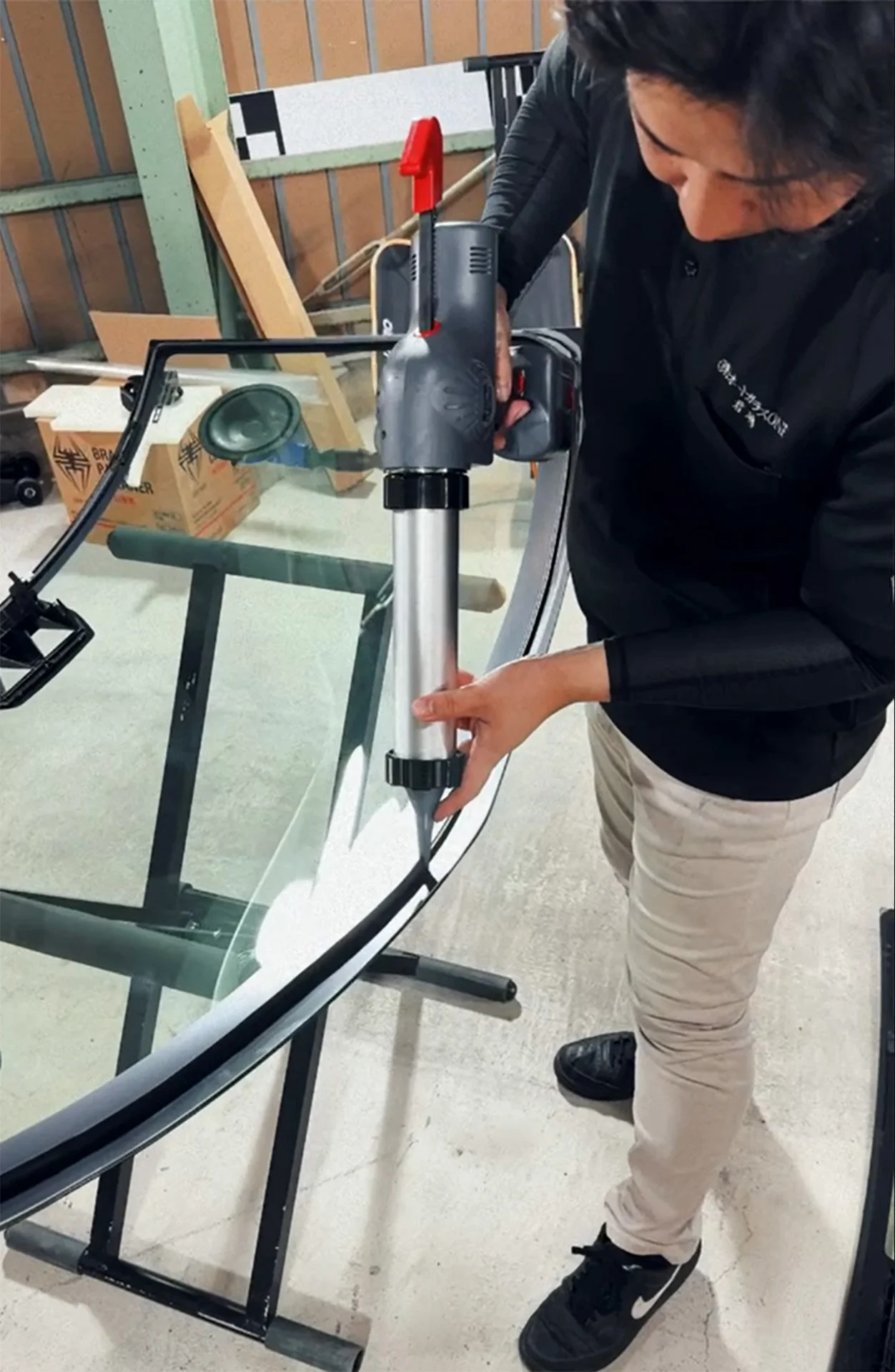 ガラスのフチに接着剤を塗布している様子