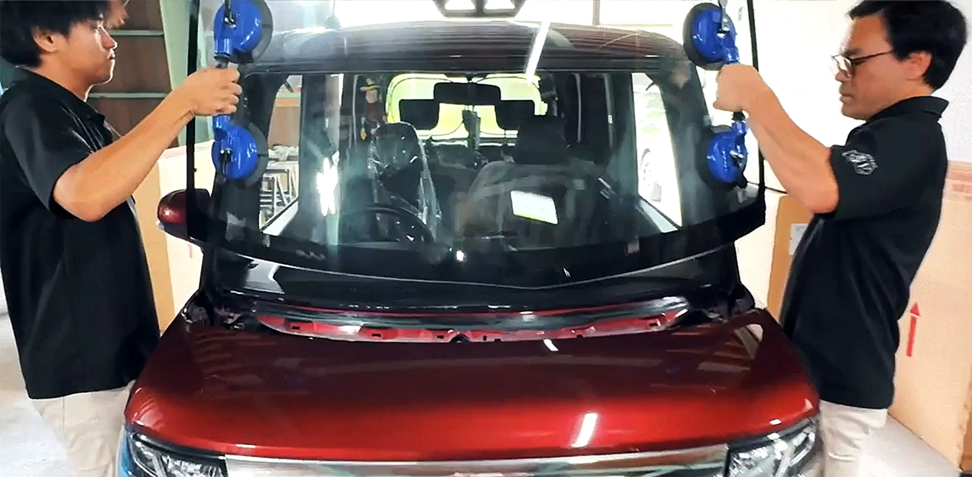赤い車 ガラス交換の様子