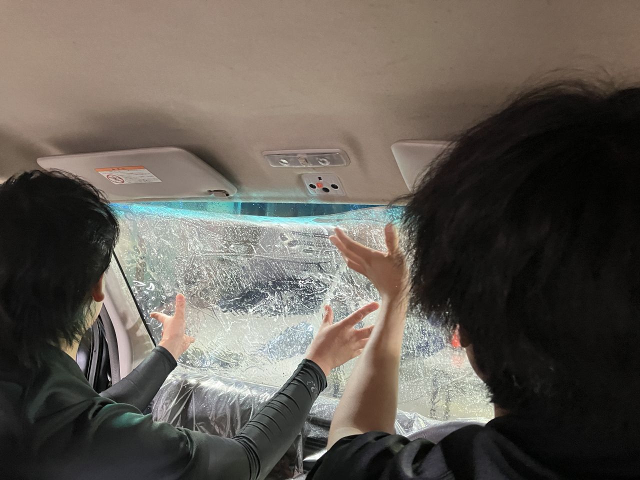 カーフィルム貼り付けの様子 車内