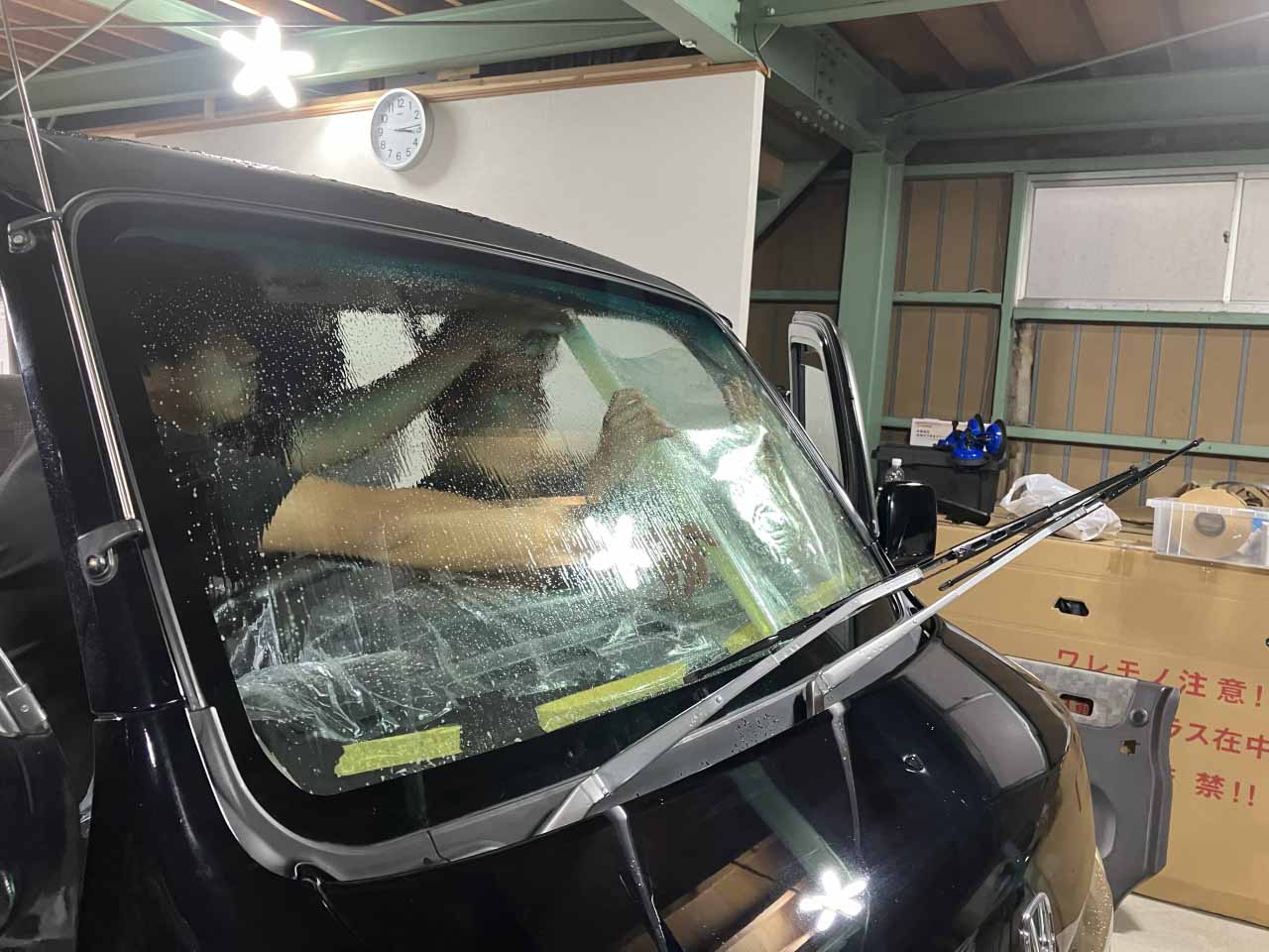 車外から見たカーフィルム貼り付けの様子